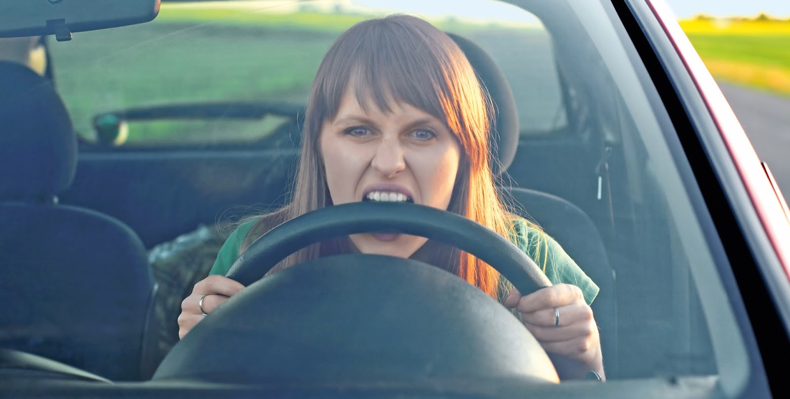 Consejos para evitar el estrés mientras conducimos un auto