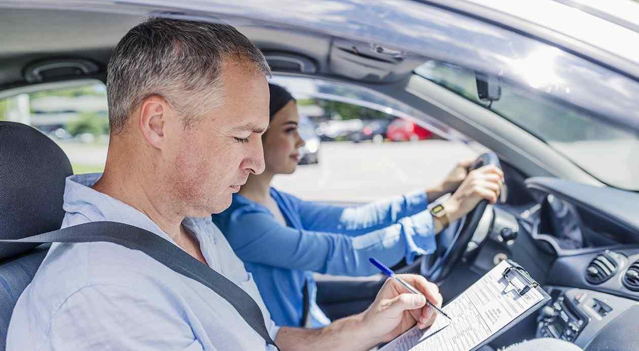 Examen teórico, práctico y médico para obtener licencia de conducción